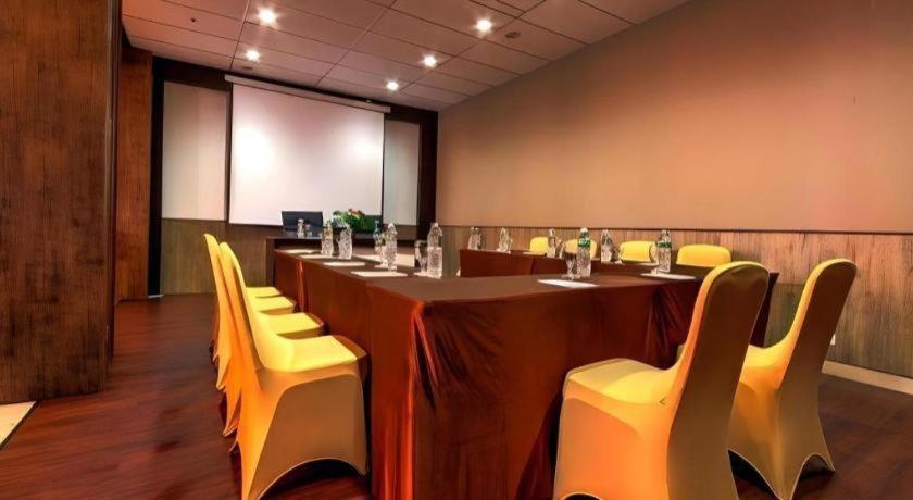 Plan B Hotel Padang  Ngoại thất bức ảnh