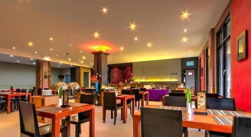 Plan B Hotel Padang  Ngoại thất bức ảnh