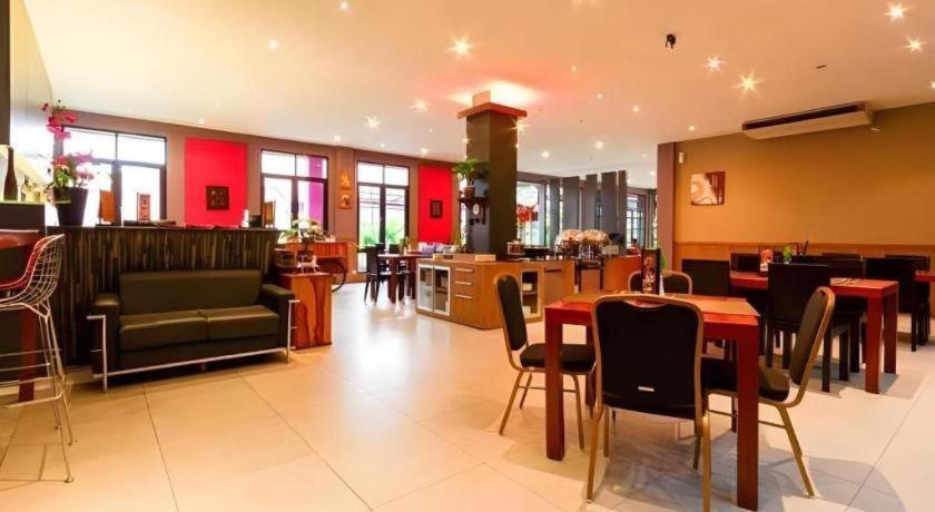 Plan B Hotel Padang  Ngoại thất bức ảnh