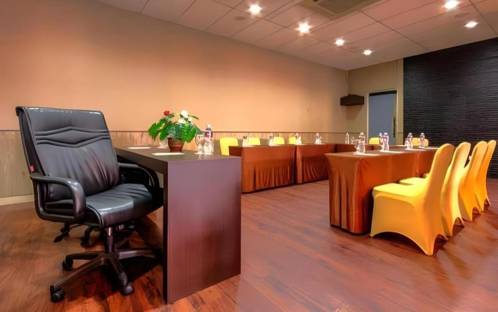 Plan B Hotel Padang  Ngoại thất bức ảnh