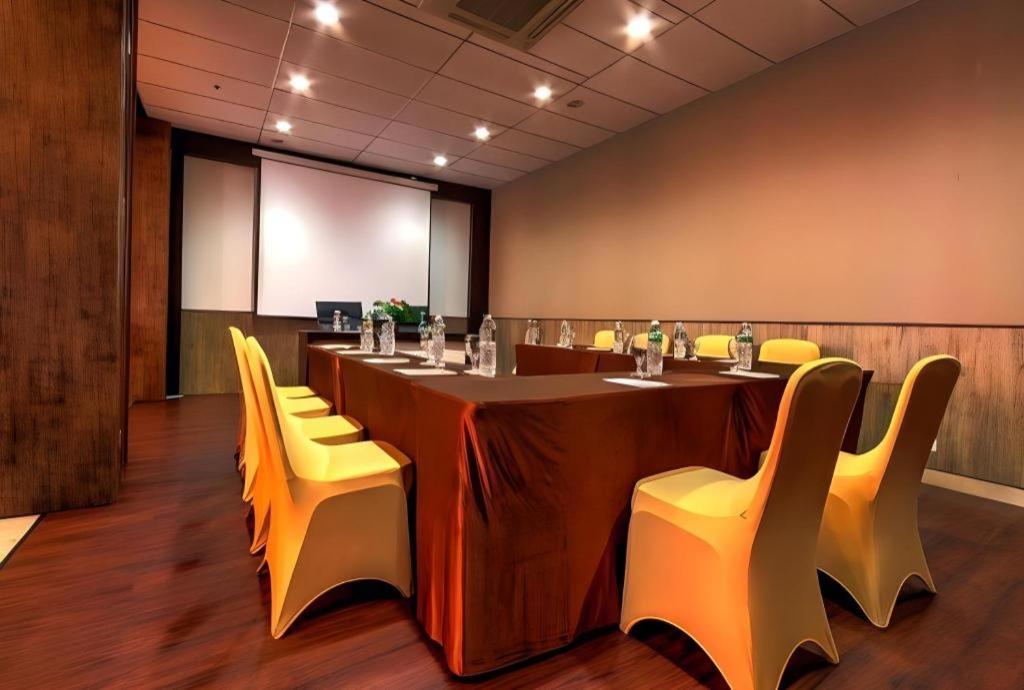 Plan B Hotel Padang  Ngoại thất bức ảnh